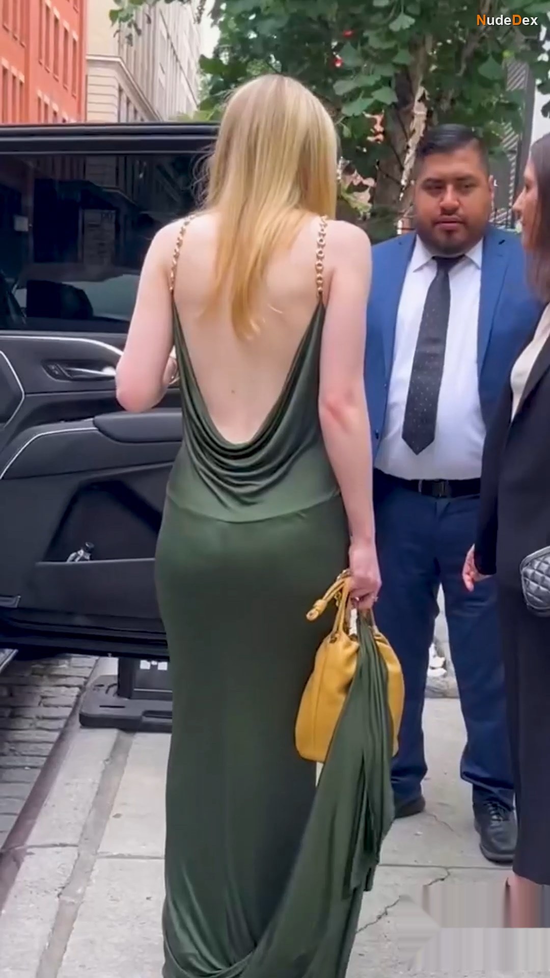 Dakota Fanning in Deep Cleavage In A Sleek Green Dress, photo 2