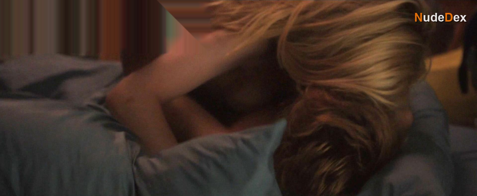 Dakota Fanning in Very Good Girls, photo 1