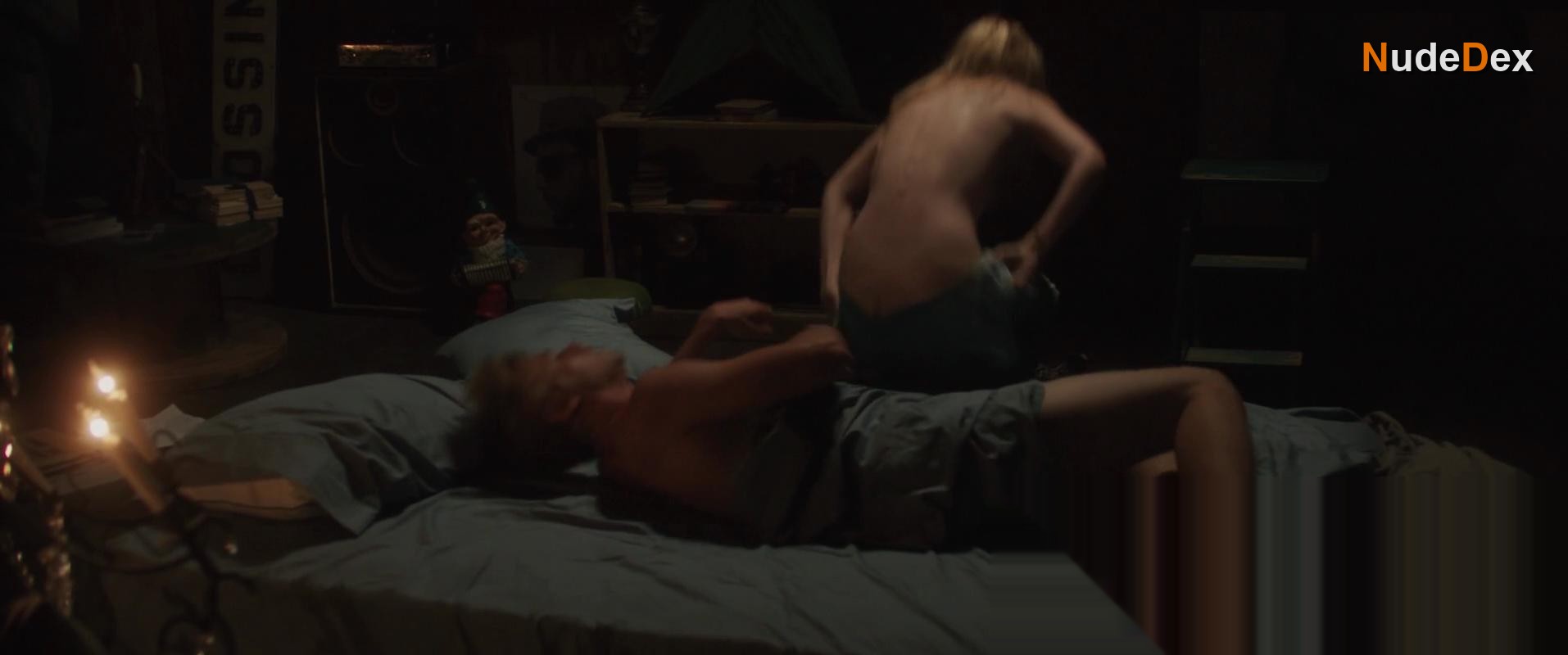 Dakota Fanning in Very Good Girls, photo 7