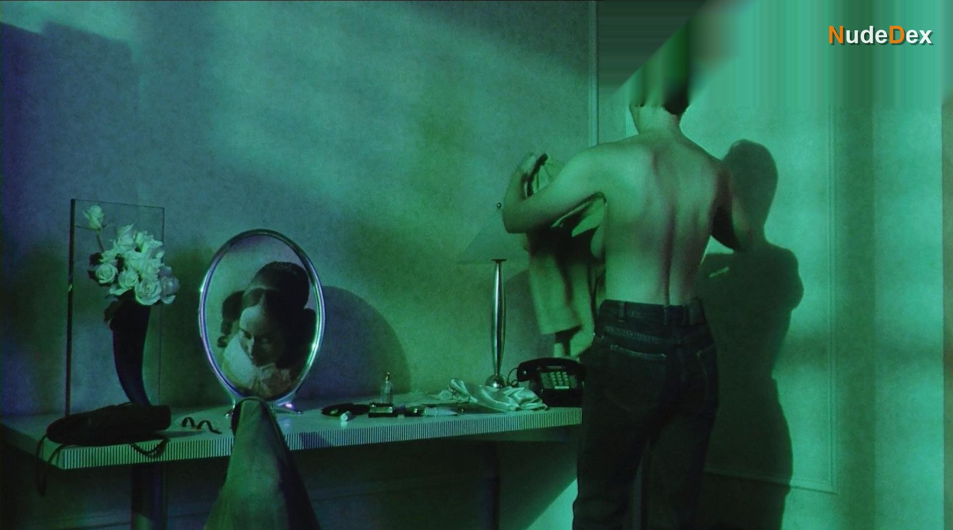 Dana Delany in Light Sleeper, photo 4