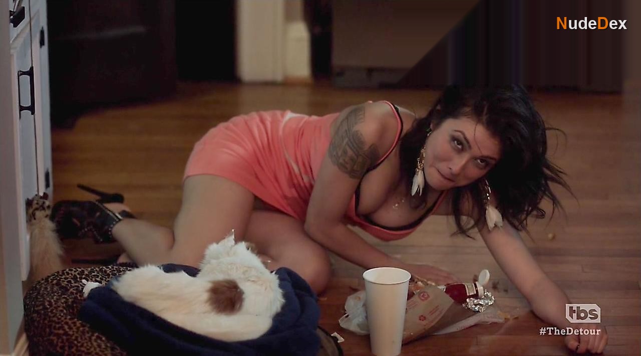 Daniella Pineda in The Detour, photo 4