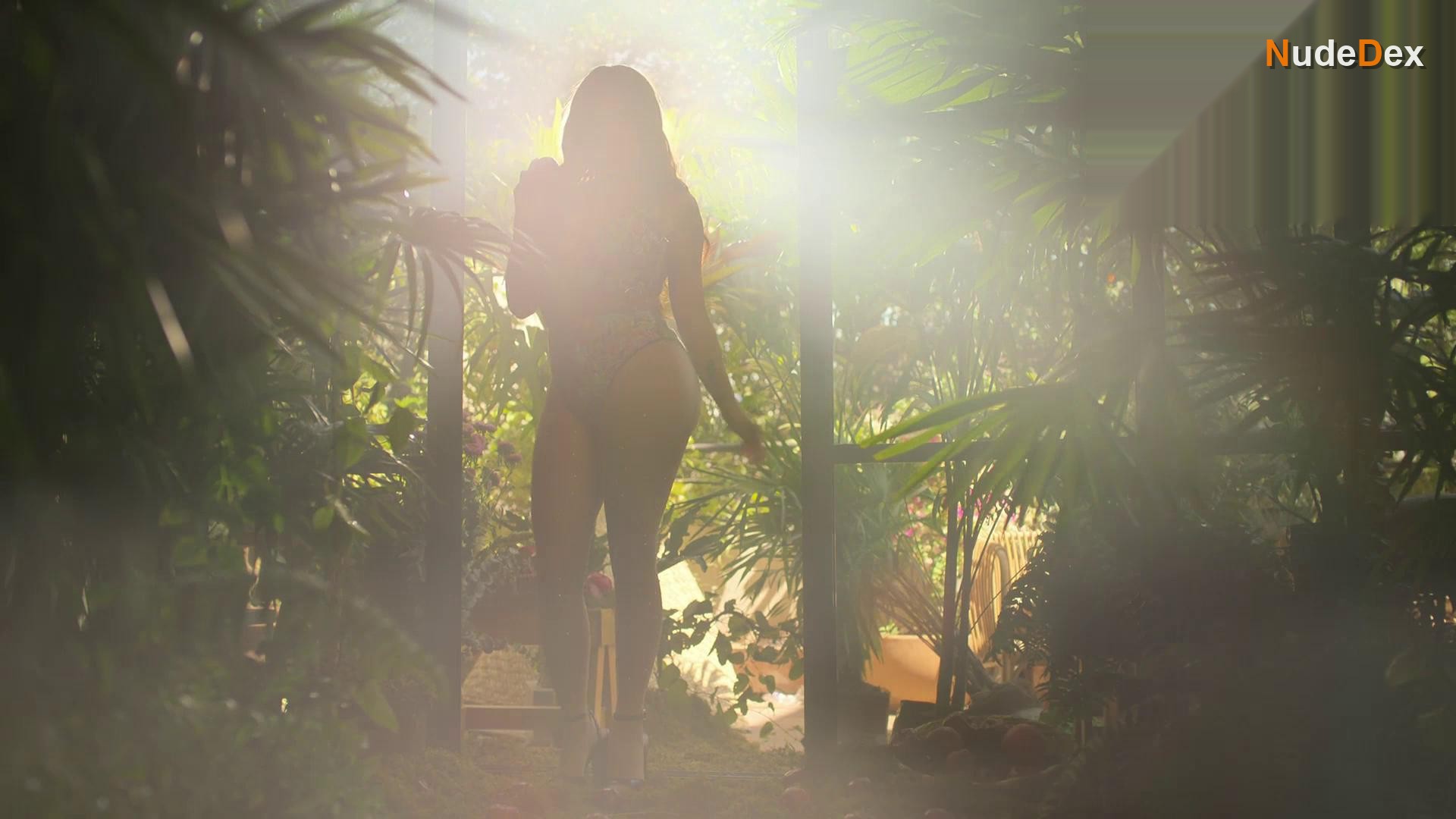Danielle Mendes in Como Sobrevivir Soltero, photo 2