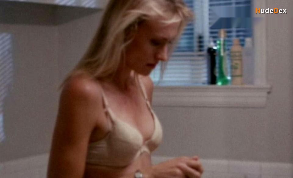 Darlanne Fluegel in Freeway, photo 9
