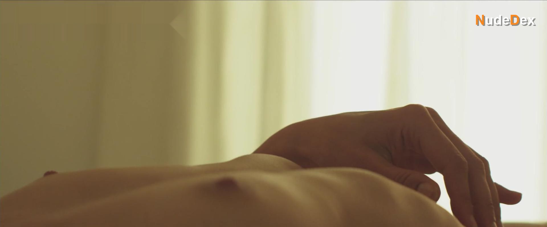 Delfine Bafort in You Go To My Head, photo 3