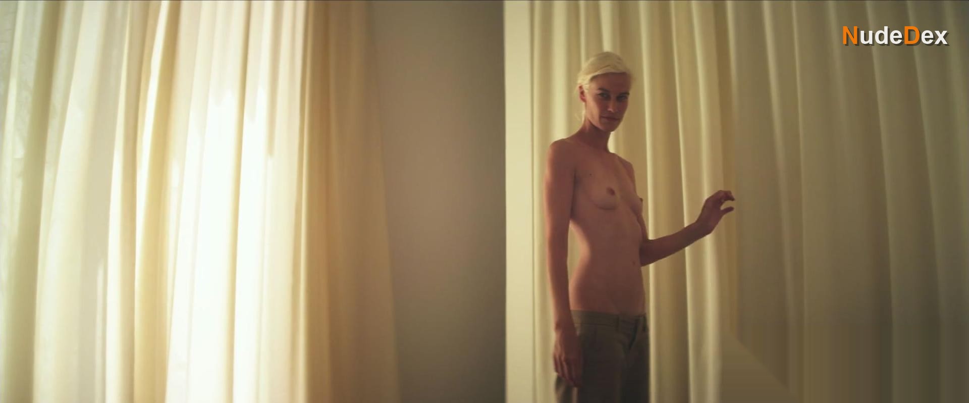 Delfine Bafort in You Go To My Head, photo 9