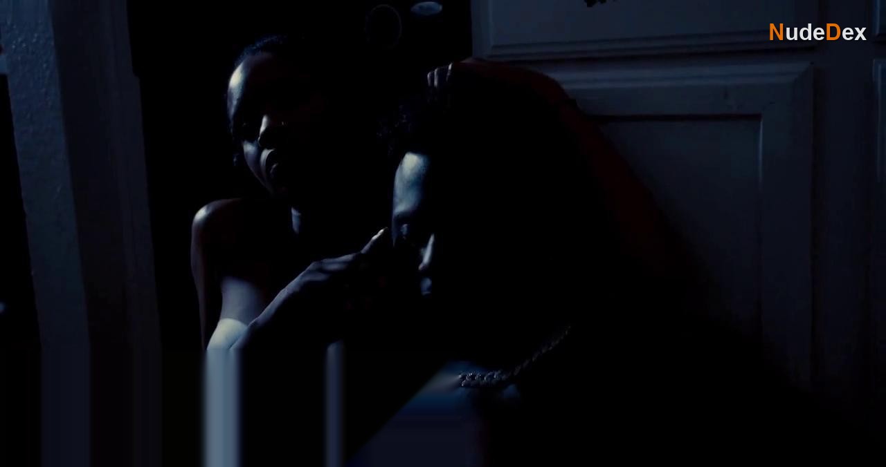 Dessi Sykes in Gutter, photo 1
