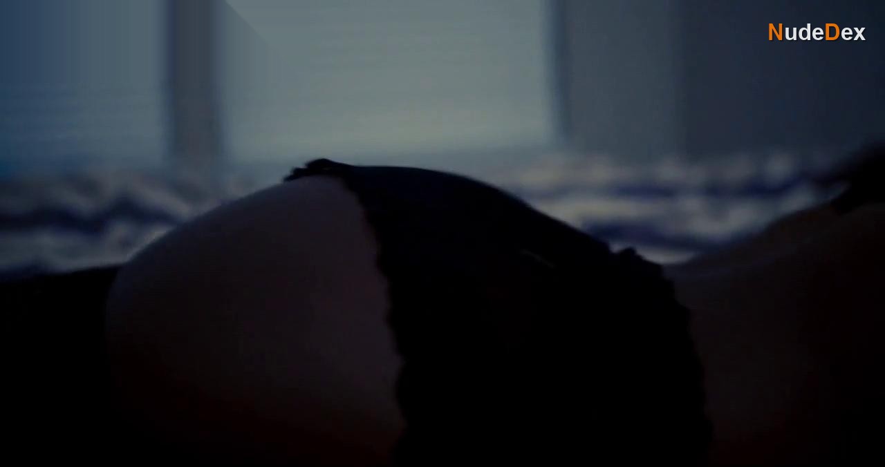 Dessi Sykes in Gutter, photo 8