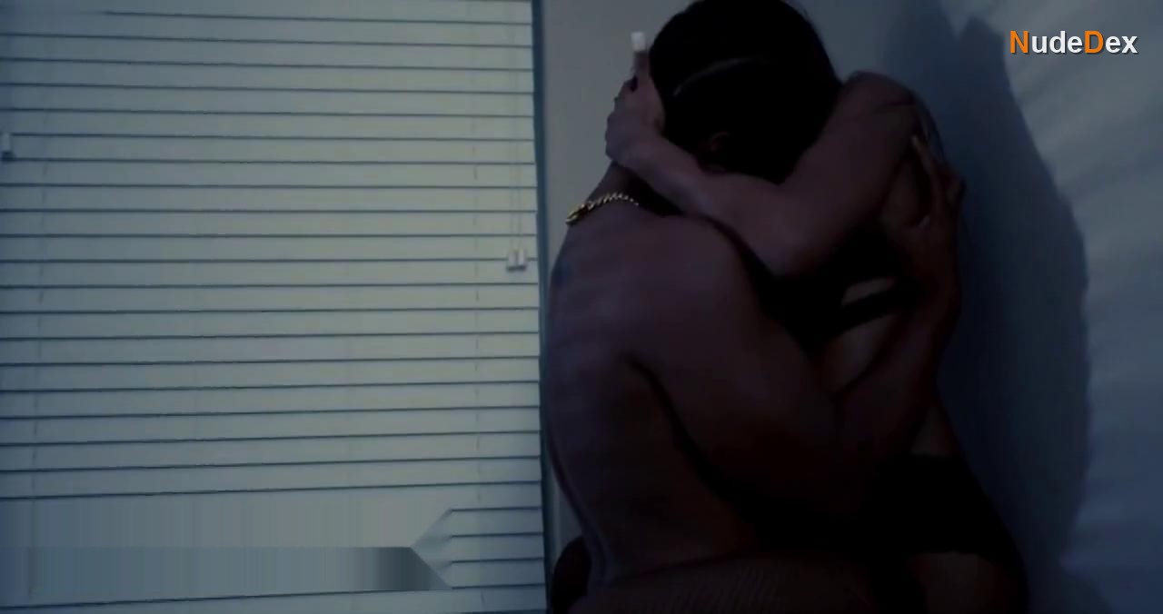 Dessi Sykes in Gutter, photo 14