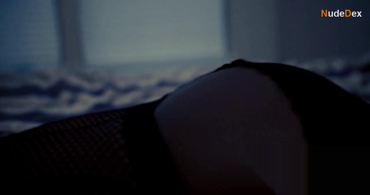 Dessi Sykes in Gutter, photo 15