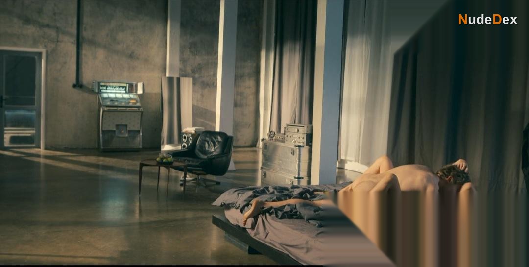 Dominika Sakowicz in A Girl And An Astronaut, photo 11