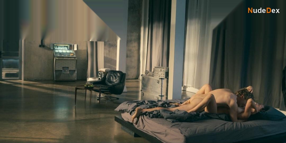 Dominika Sakowicz in A Girl And An Astronaut, photo 68