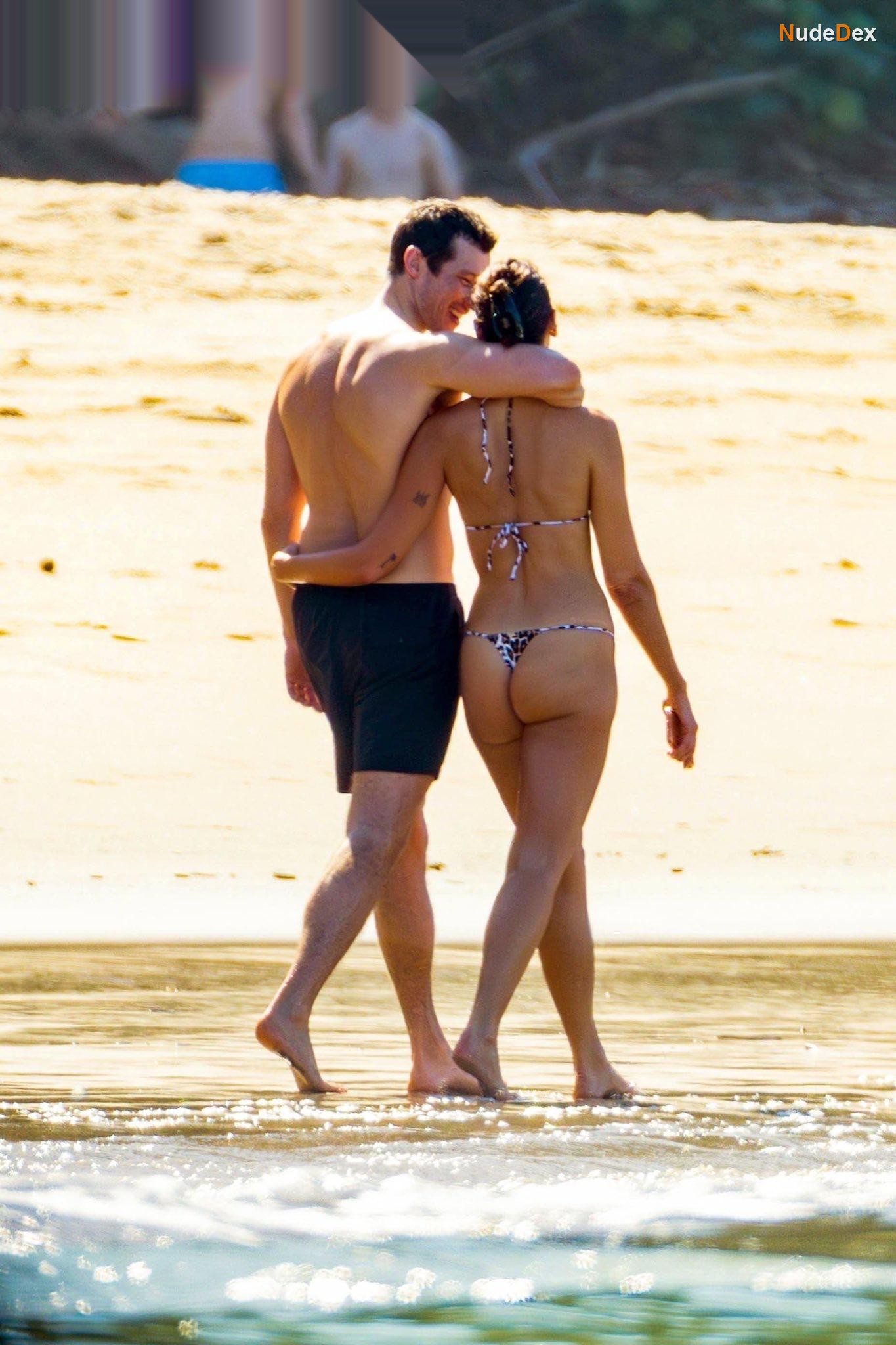 Dua Lipa in Beach Babes, photo 4