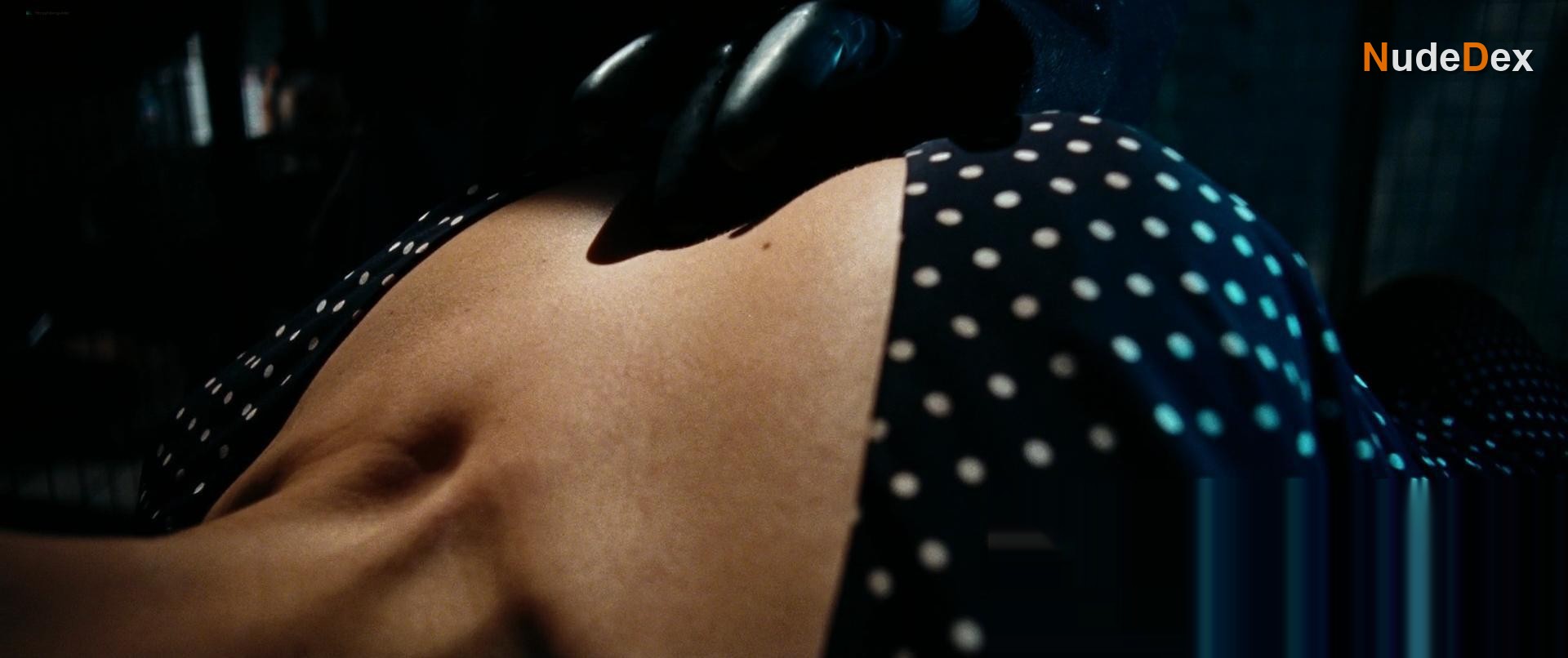Elisha Cuthbert in Captivity, photo 14