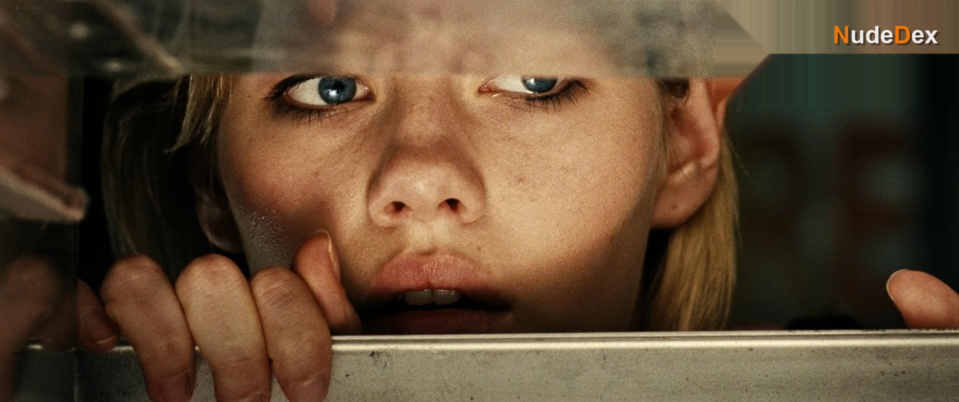 Elisha Cuthbert in Captivity, photo 16
