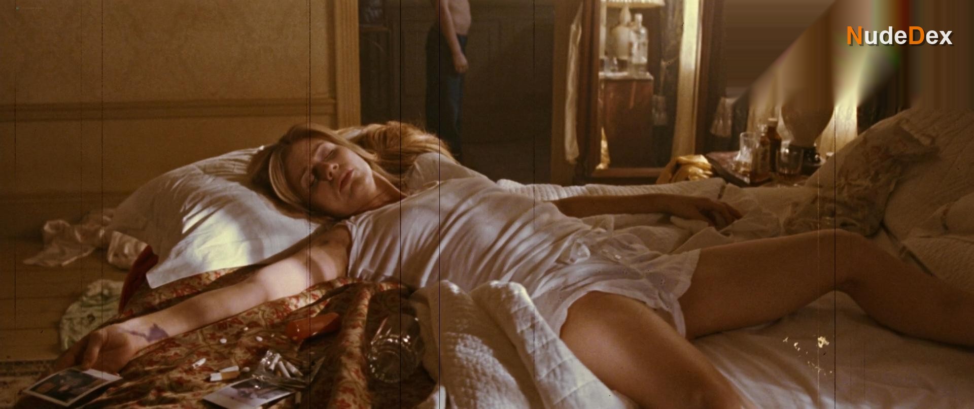 Elisha Cuthbert in Captivity, photo 17