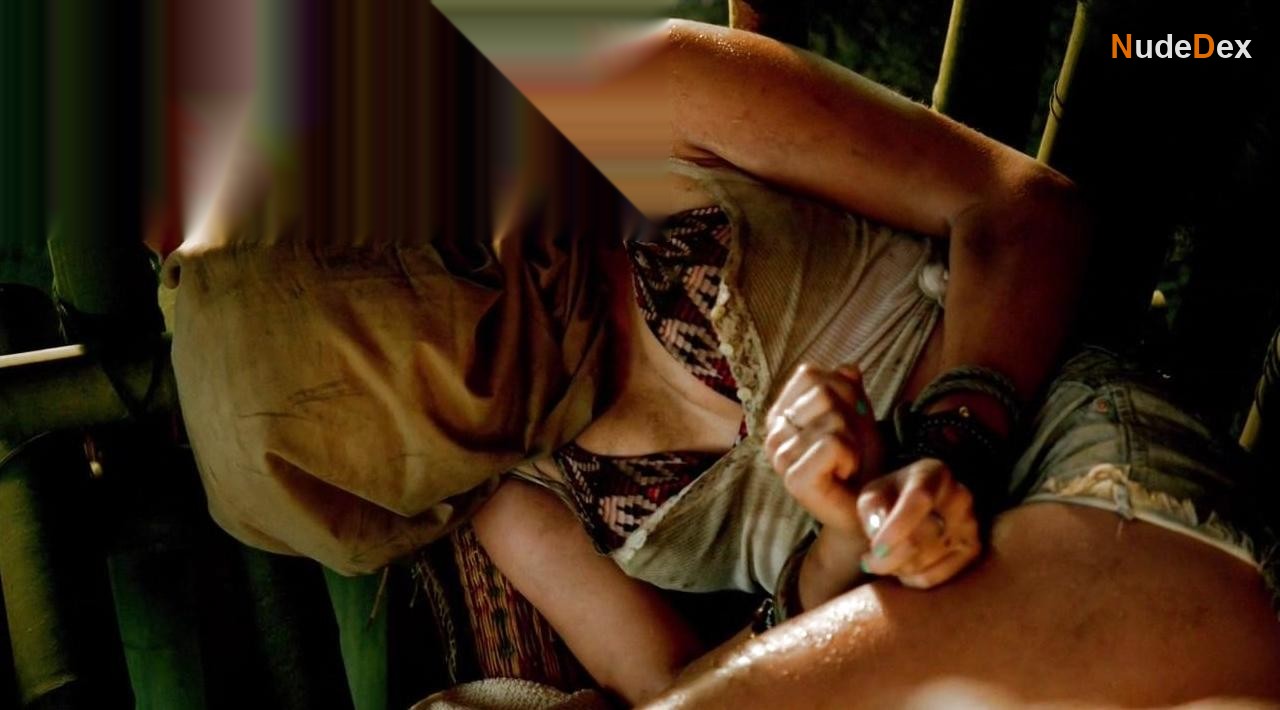 Eliza Bennett in Strike Back, photo 4