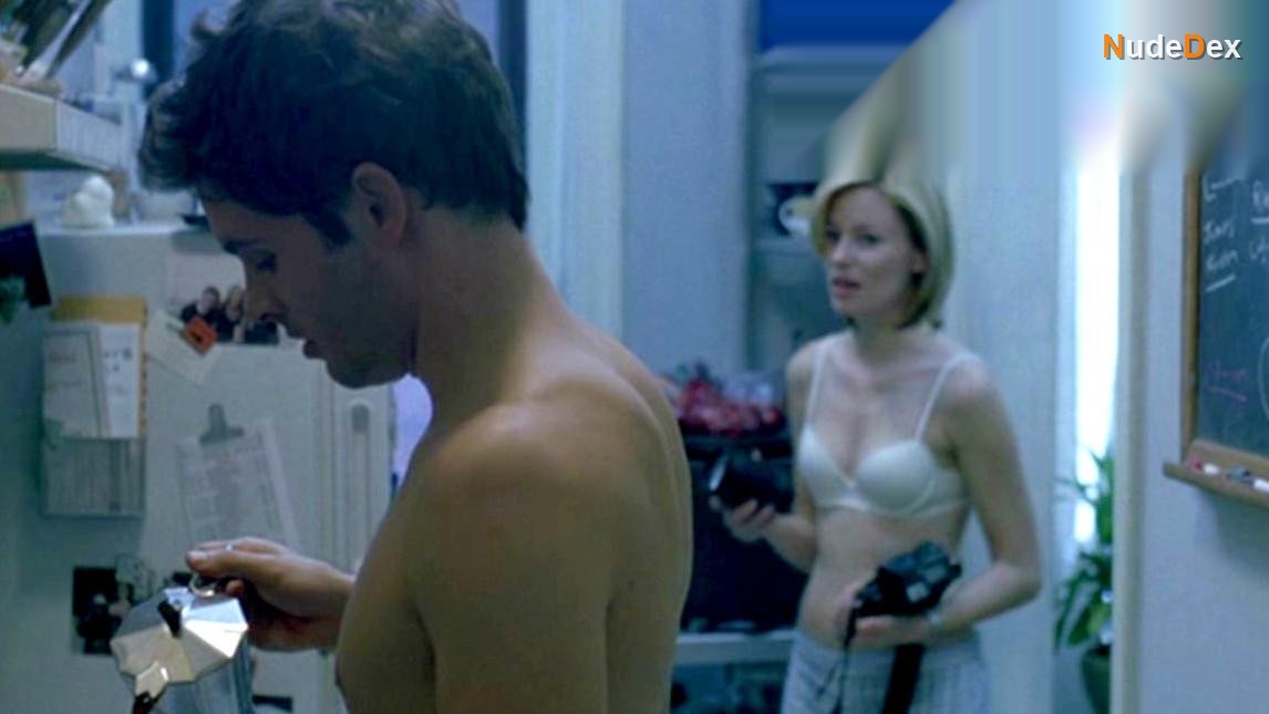 Elizabeth Banks in Heights, photo 6
