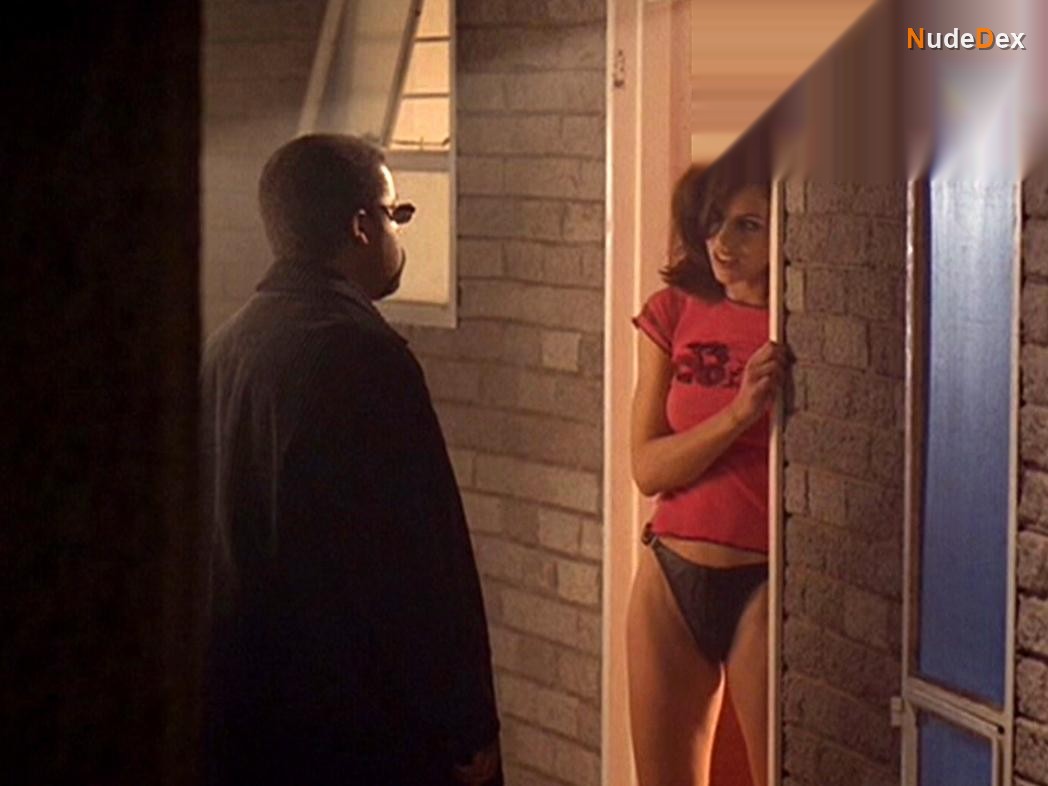 Elizabeth Hurley in Dangerous Ground, photo 3