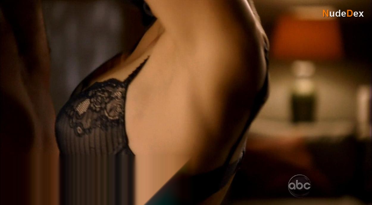 Elizabeth Mitchell in V, photo 4