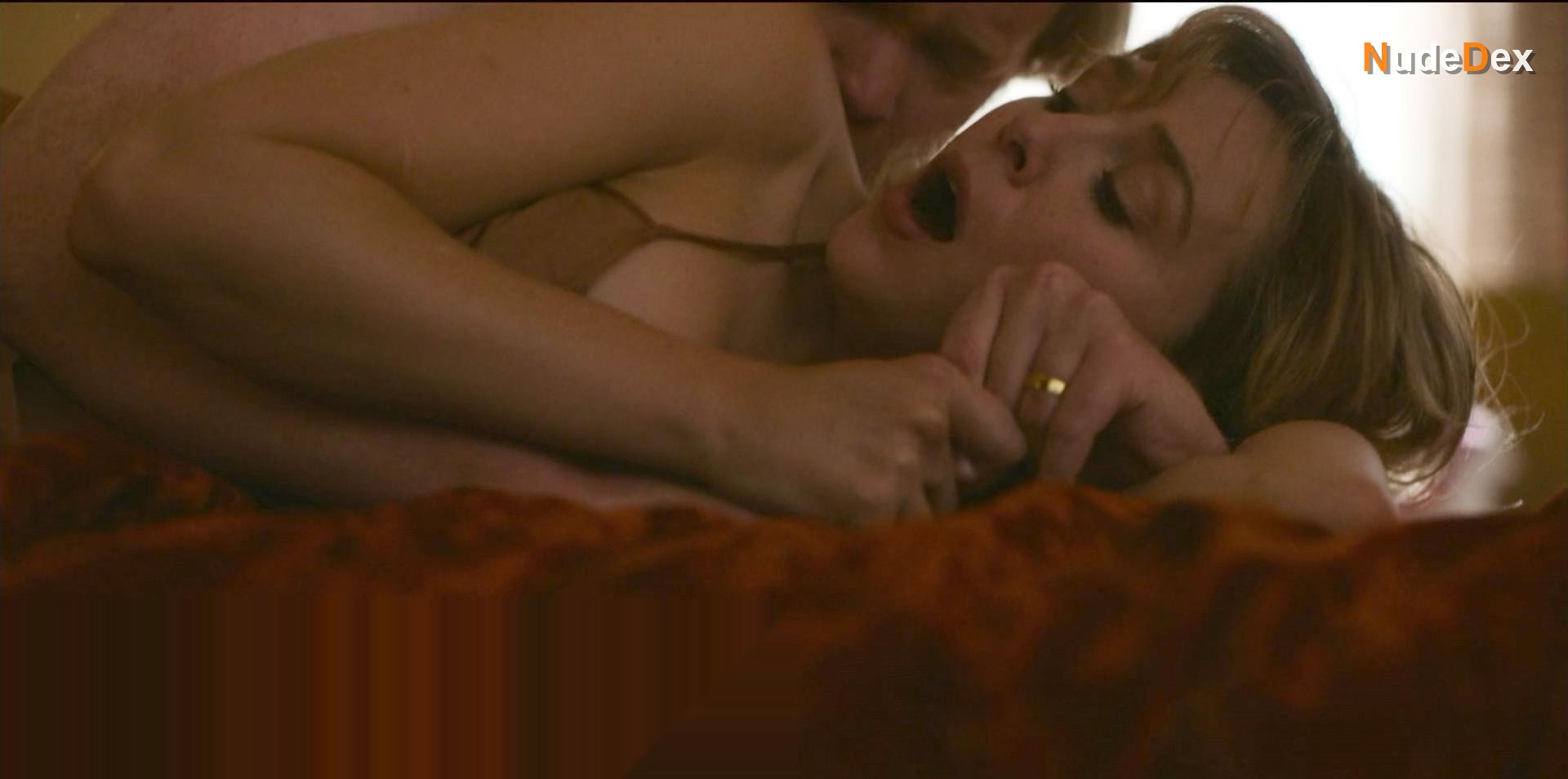 Elizabeth Olsen in Love Death, photo 1