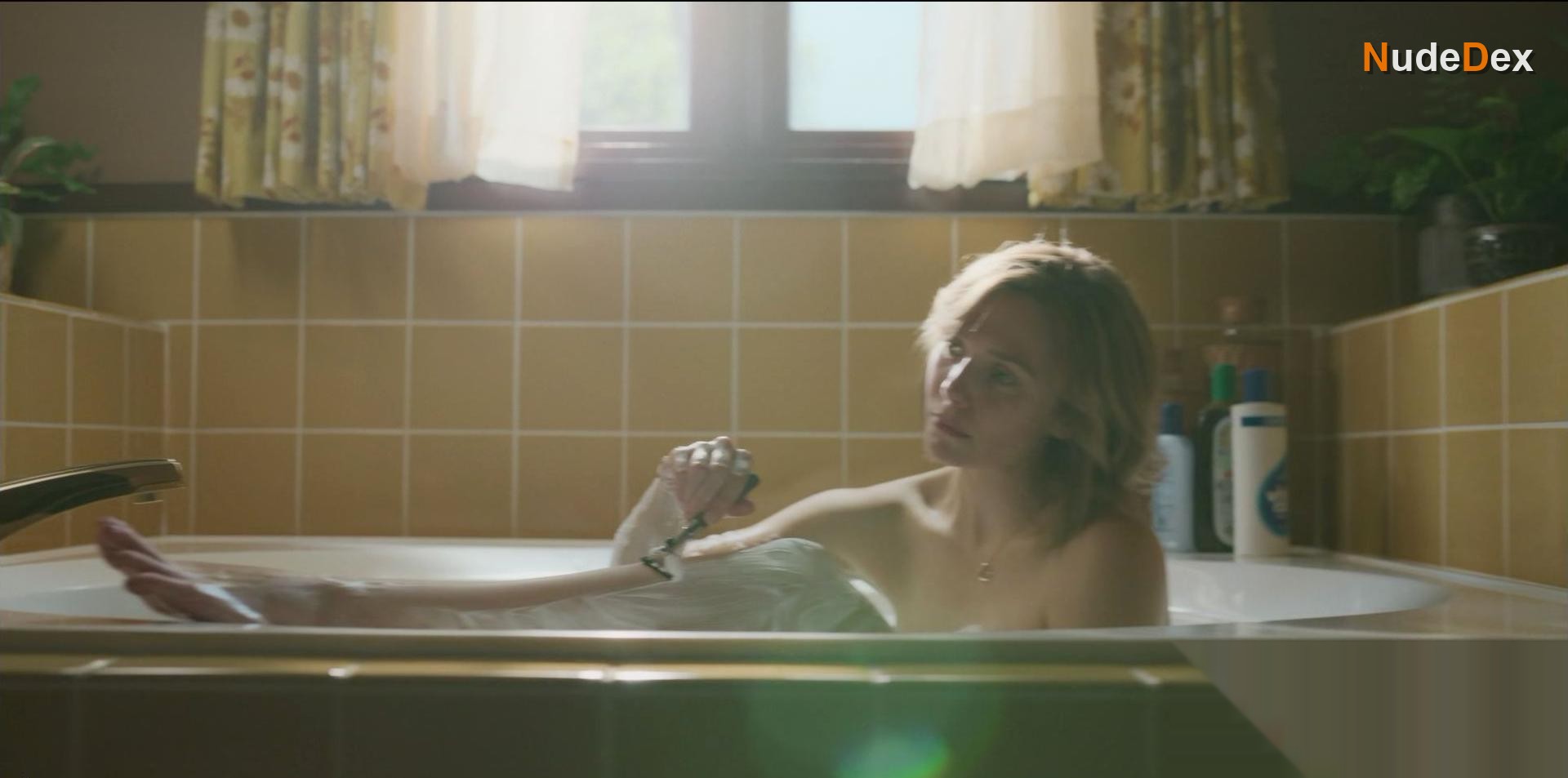 Elizabeth Olsen in Love Death, photo 5