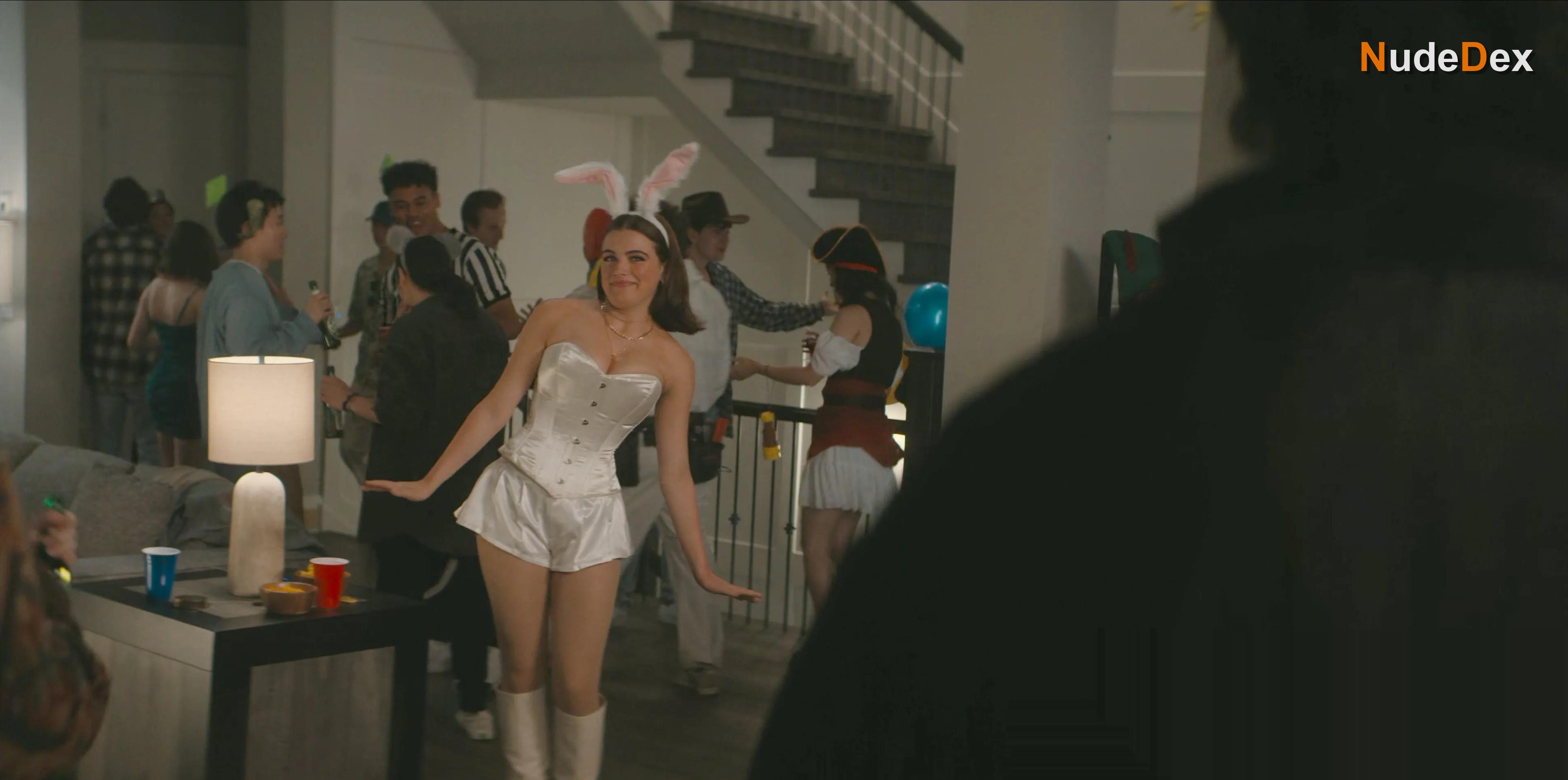 Ella Bright in Off Campus, photo 9