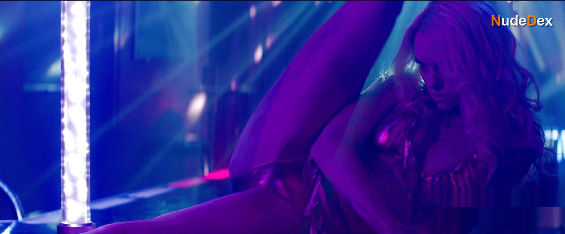 Elle Evans in Scouts Guide To The Zombie Apocalypse, photo 1