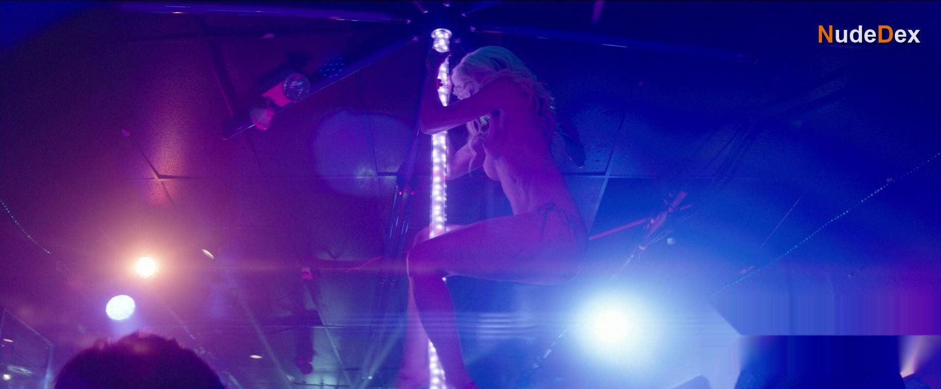 Elle Evans in Scouts Guide To The Zombie Apocalypse, photo 4