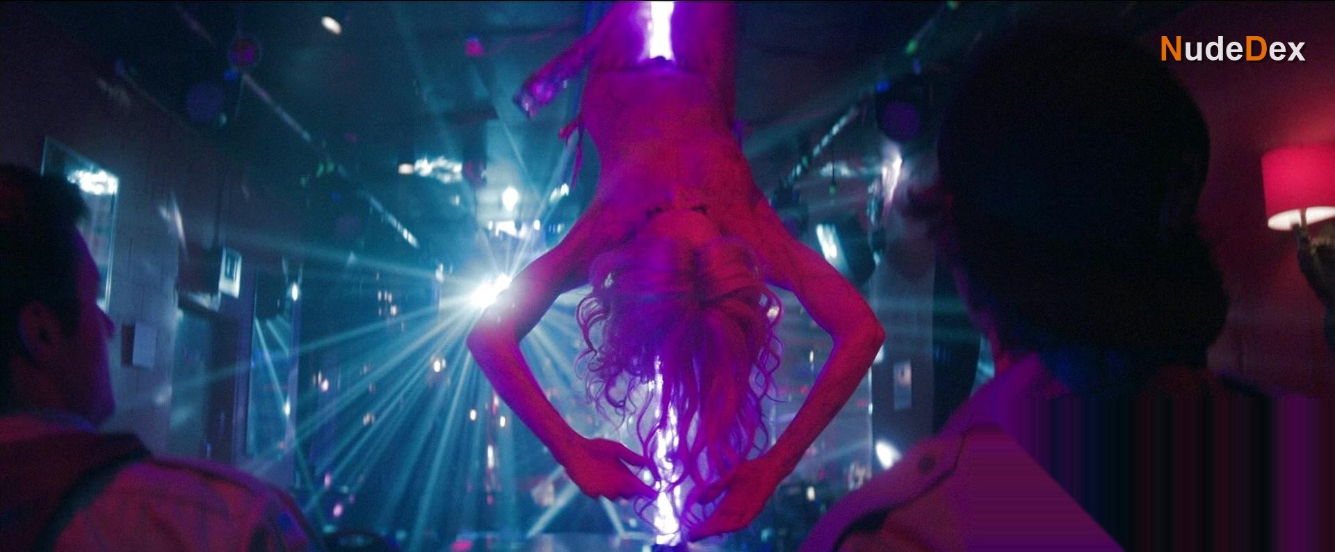 Elle Evans in Scouts Guide To The Zombie Apocalypse, photo 5