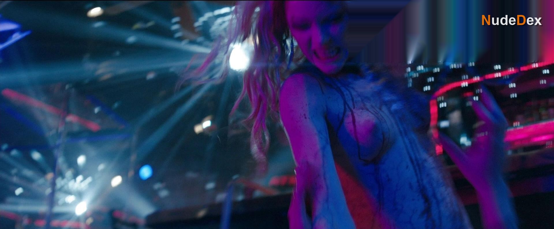 Elle Evans in Scouts Guide To The Zombie Apocalypse, photo 7