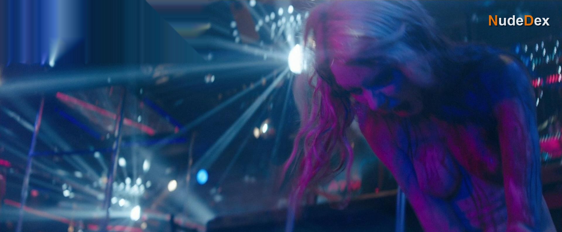Elle Evans in Scouts Guide To The Zombie Apocalypse, photo 8