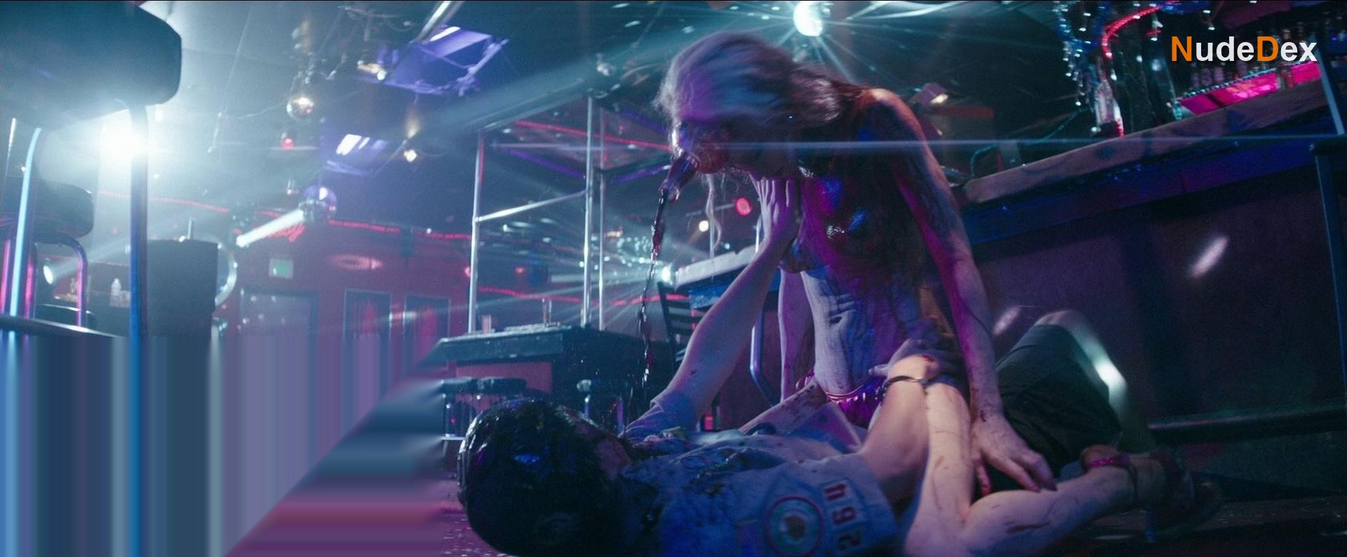 Elle Evans in Scouts Guide To The Zombie Apocalypse, photo 9