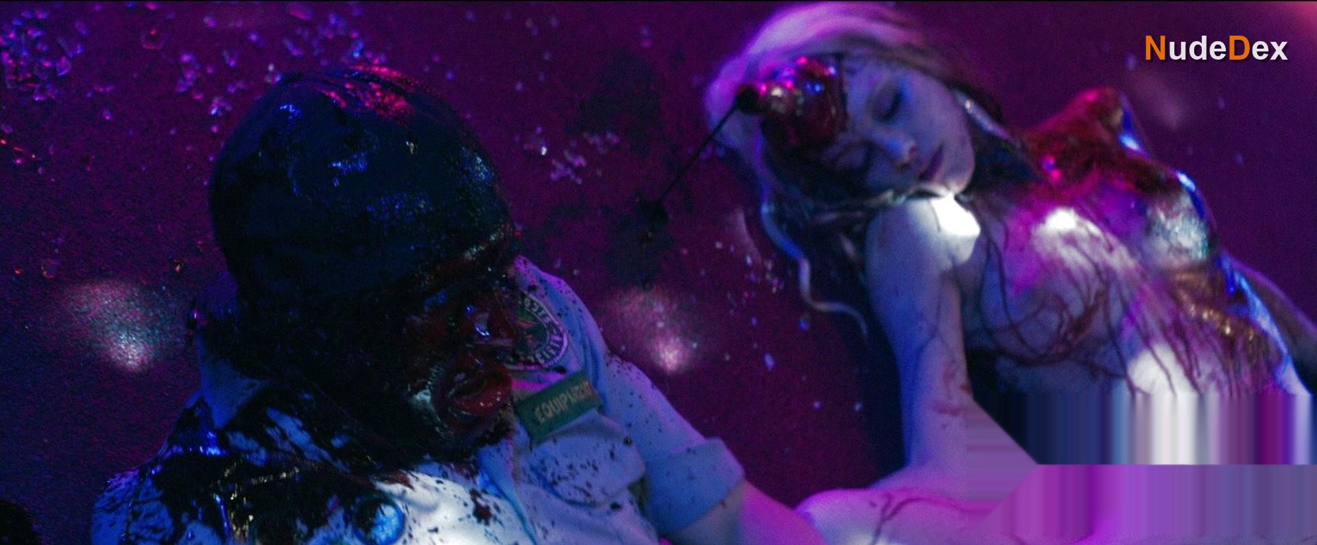 Elle Evans in Scouts Guide To The Zombie Apocalypse, photo 10