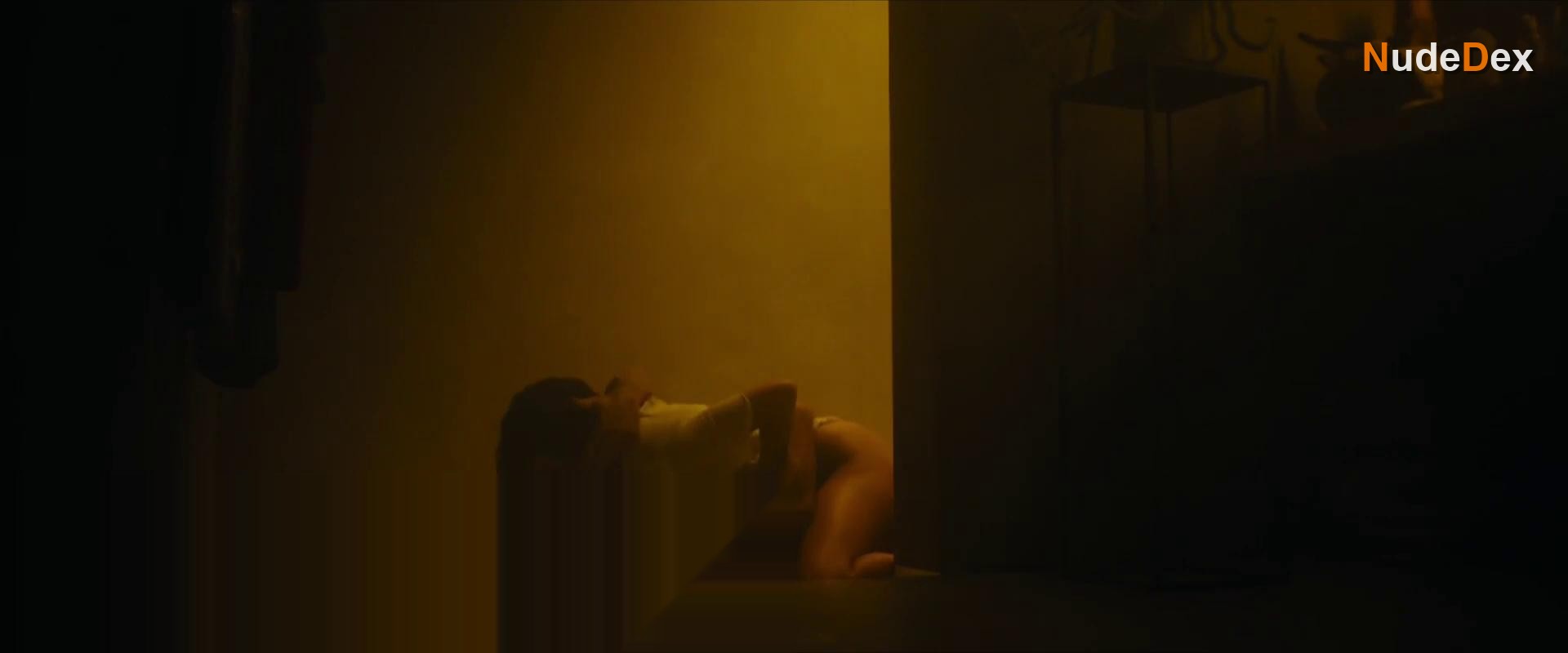 Elodie in Dangerous Game, photo 1
