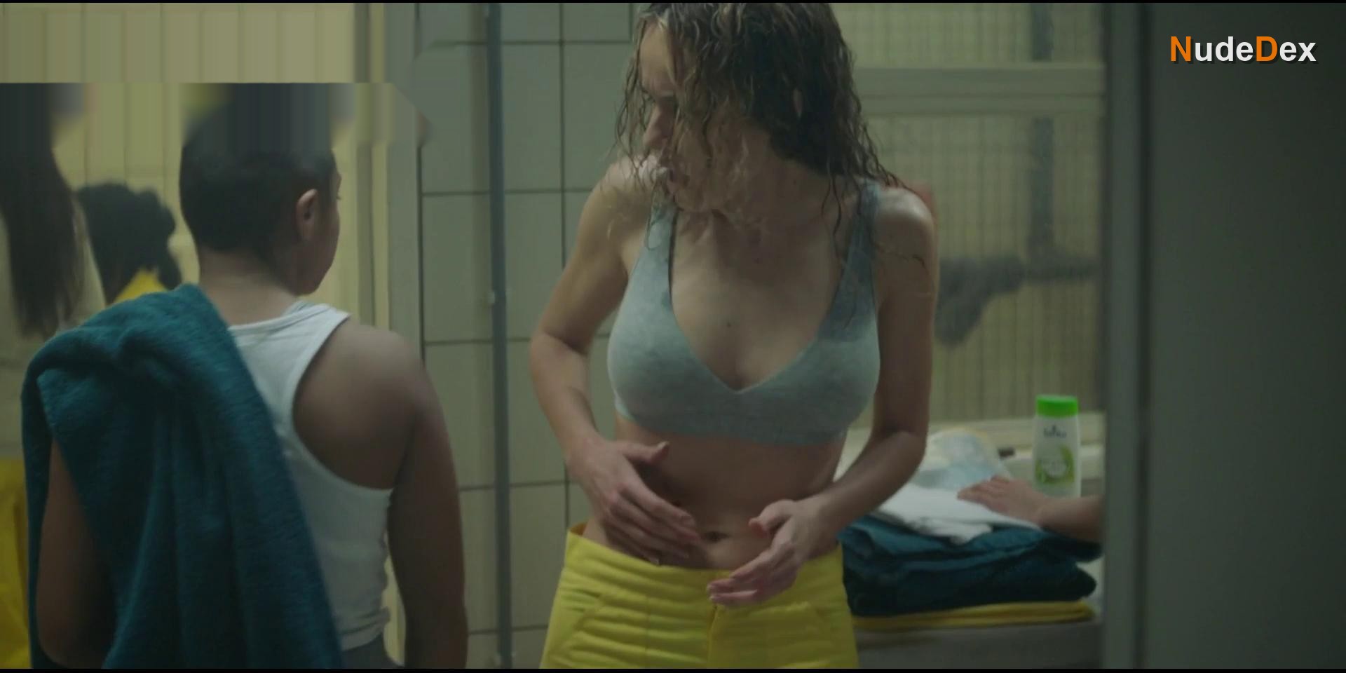 Elodie Fontan in Prise Au Piege, photo 9