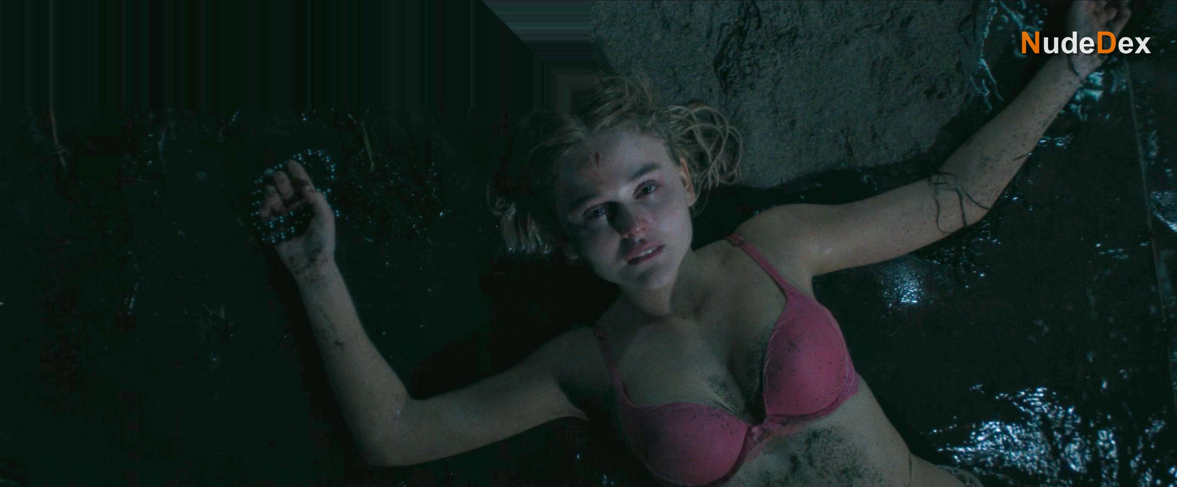 Emily Alyn Lind in We Were Liars, photo 57