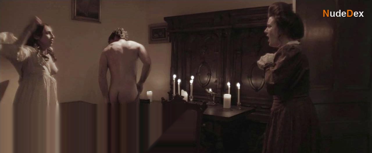Emily Claeys in Adaline, photo 4