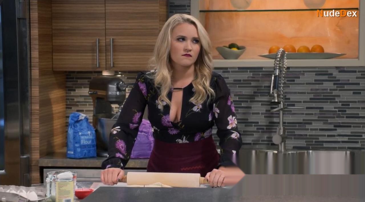 Emily Osment in Young Hungry, photo 14