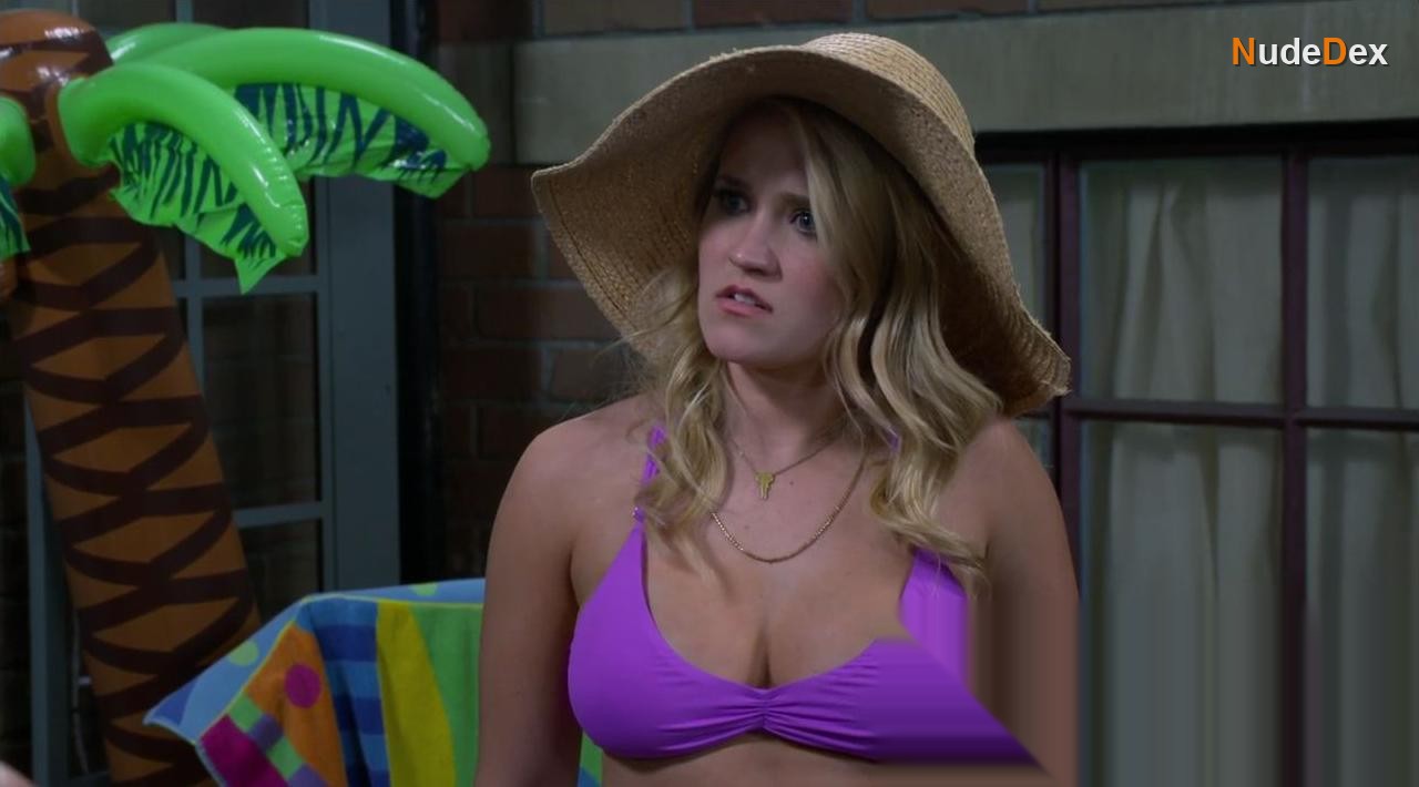 Emily Osment in Young Hungry, photo 19