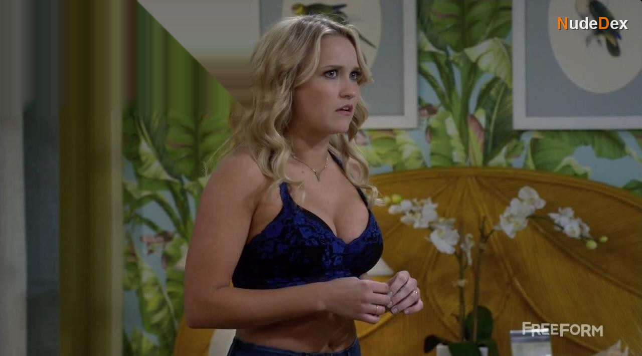 Emily Osment in Young Hungry, photo 21