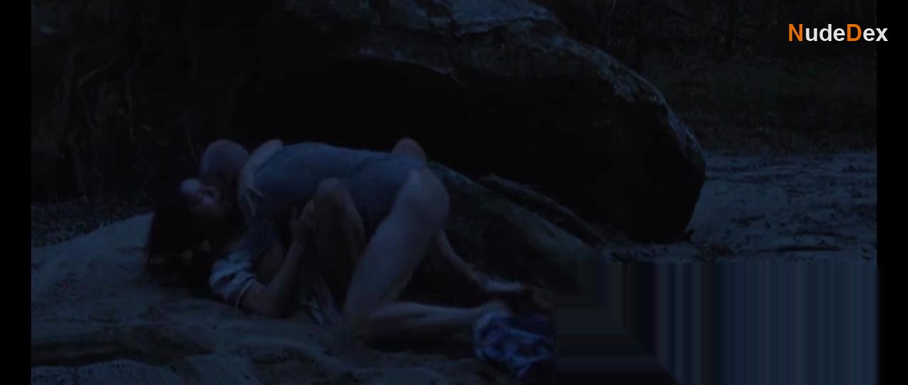 Emma Jackson in Land, photo 2
