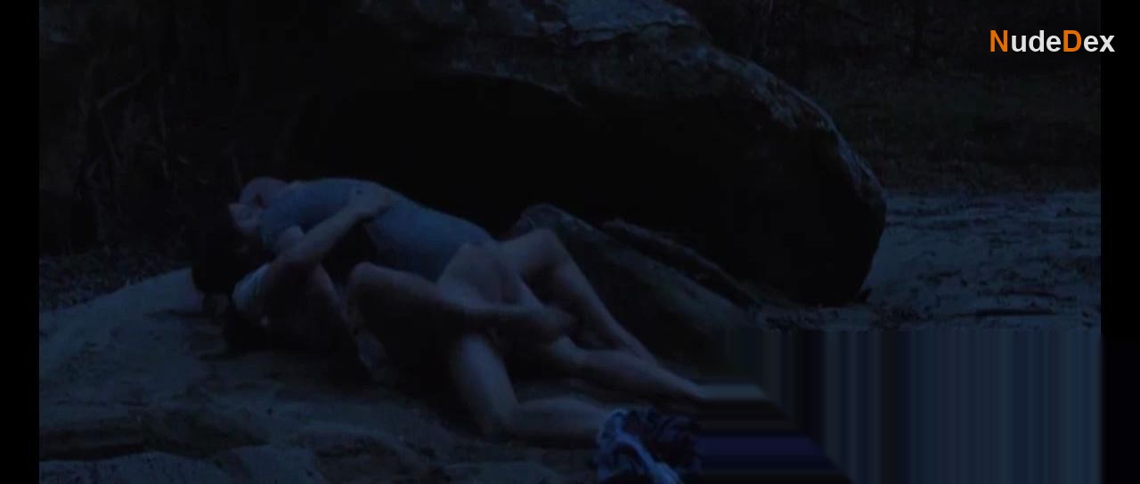 Emma Jackson in Land, photo 3