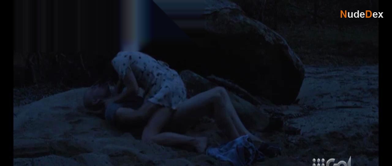 Emma Jackson in Land, photo 4