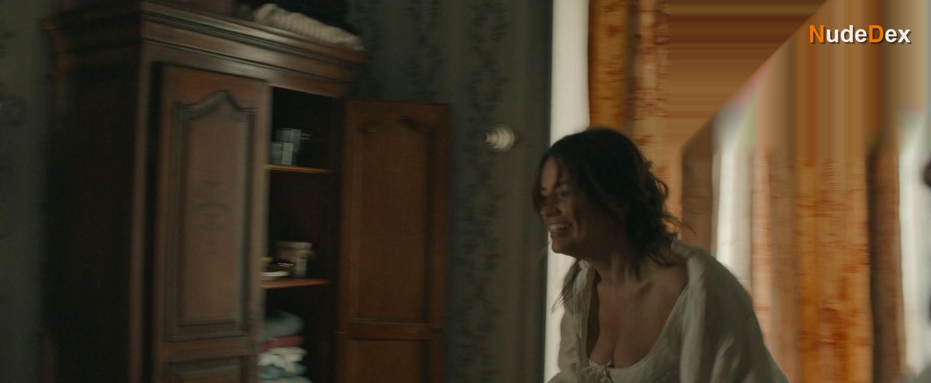 Emma Mackey in Eiffel, photo 9
