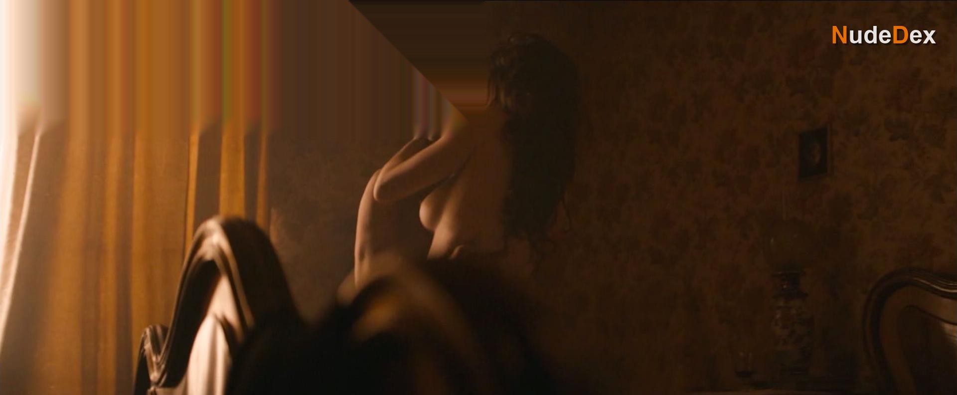 Emma Mackey in Eiffel, photo 12