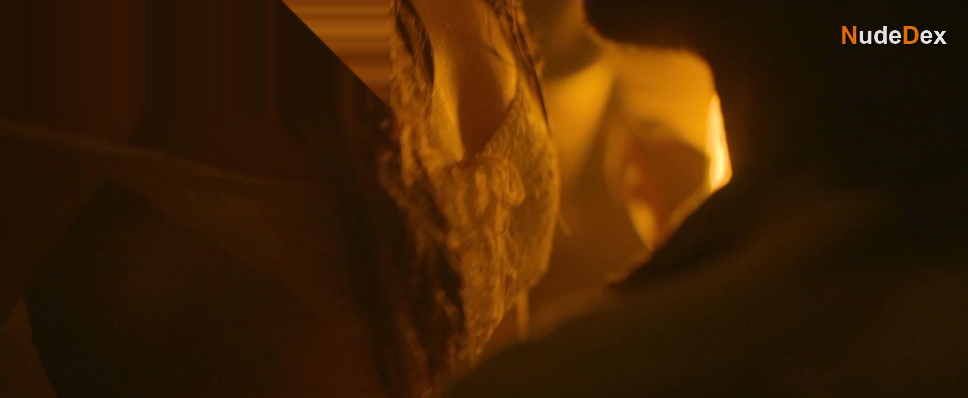 Emma Mackey in Eiffel, photo 14