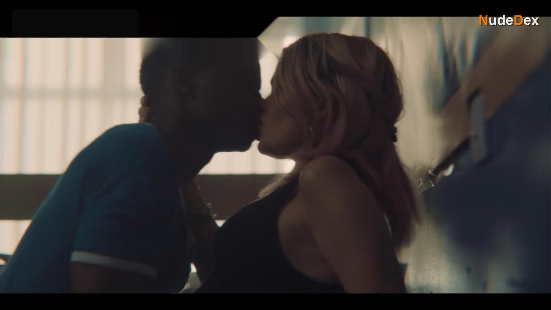 Emma Mackey in Sex Education, photo 1