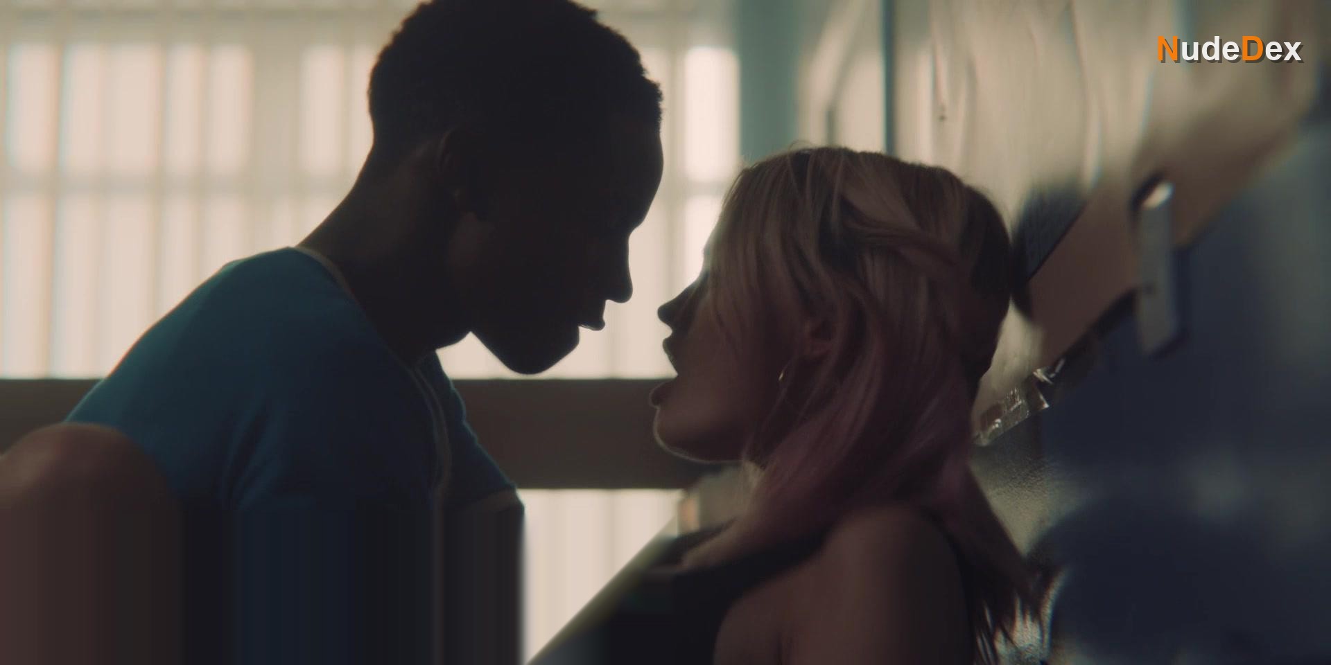 Emma Mackey in Sex Education, photo 2