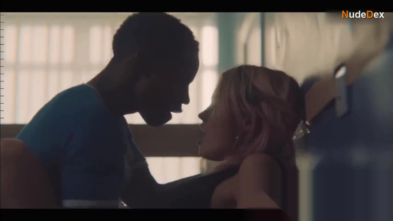 Emma Mackey in Sex Education, photo 3