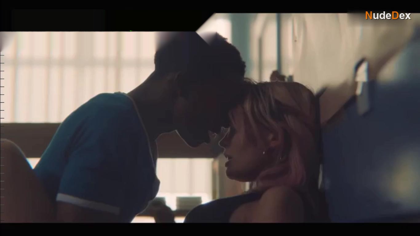 Emma Mackey in Sex Education, photo 22